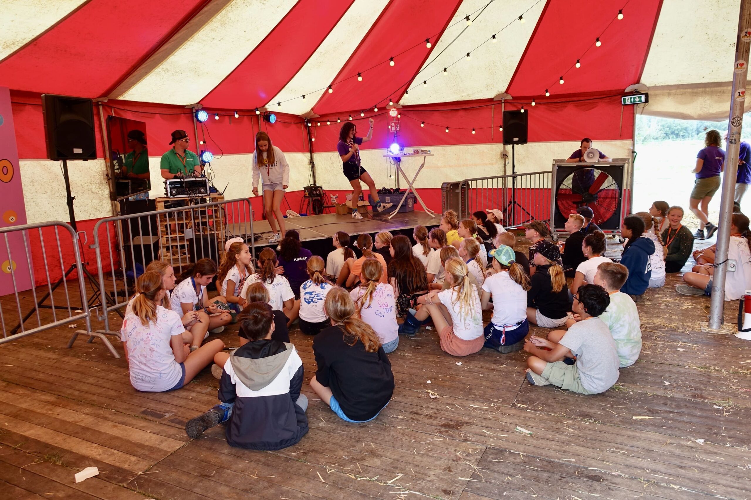 zittend bij podium kinderen